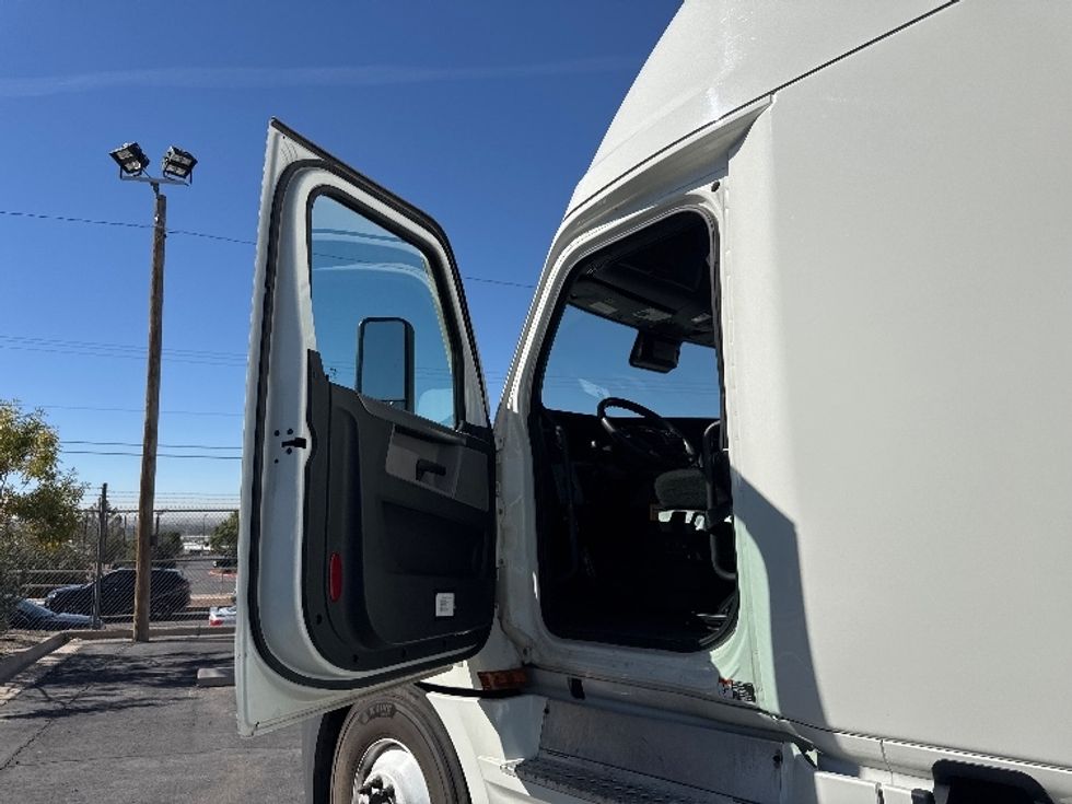 Sleeper Tractor-Heavy Duty Tractors-Freightliner-2022-T12664ST-El Paso-TX-329,601\n\t\tmiles-$ 94,750 - Image 9