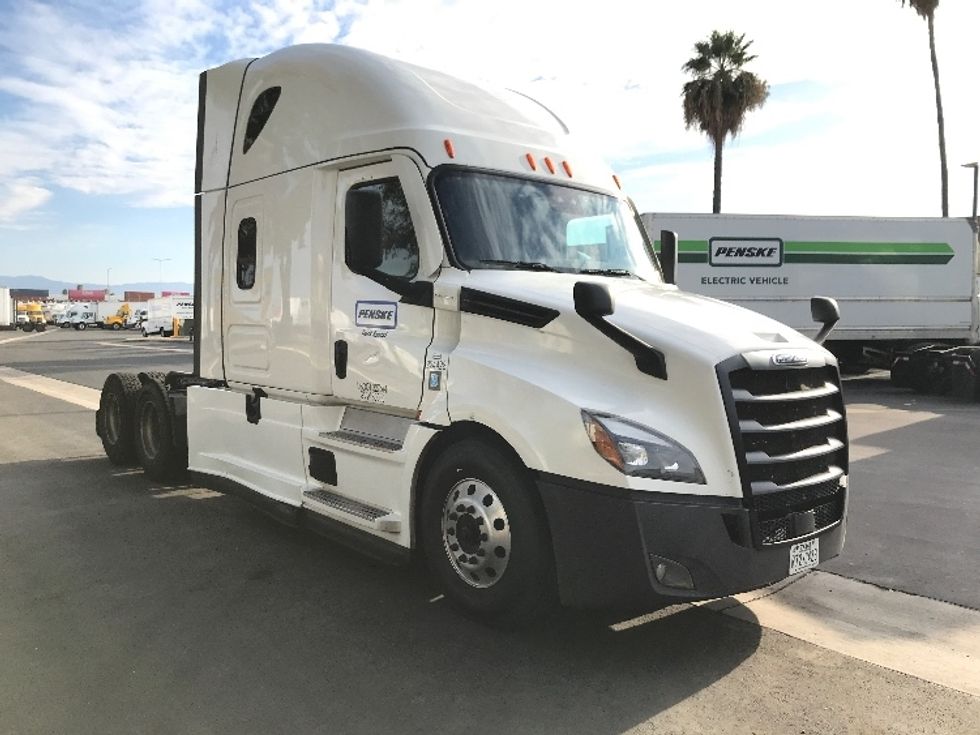 Sleeper Tractor-Heavy Duty Tractors-Freightliner-2022-T12664ST-El Paso-TX-407,069\n\t\tmiles-$ 87,500 - Image 1