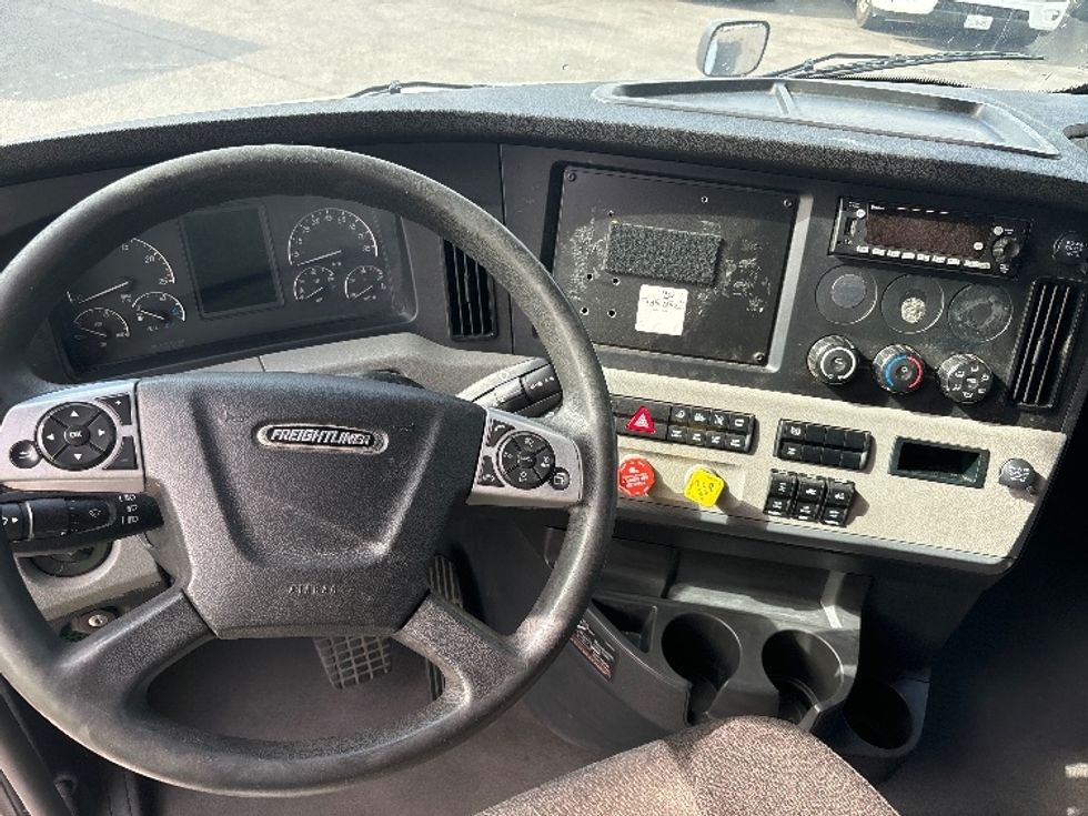 Sleeper Tractor-Heavy Duty Tractors-Freightliner-2022-T12664ST-El Paso-TX-415,331\n\t\tmiles-$ 96,500 - Image 11