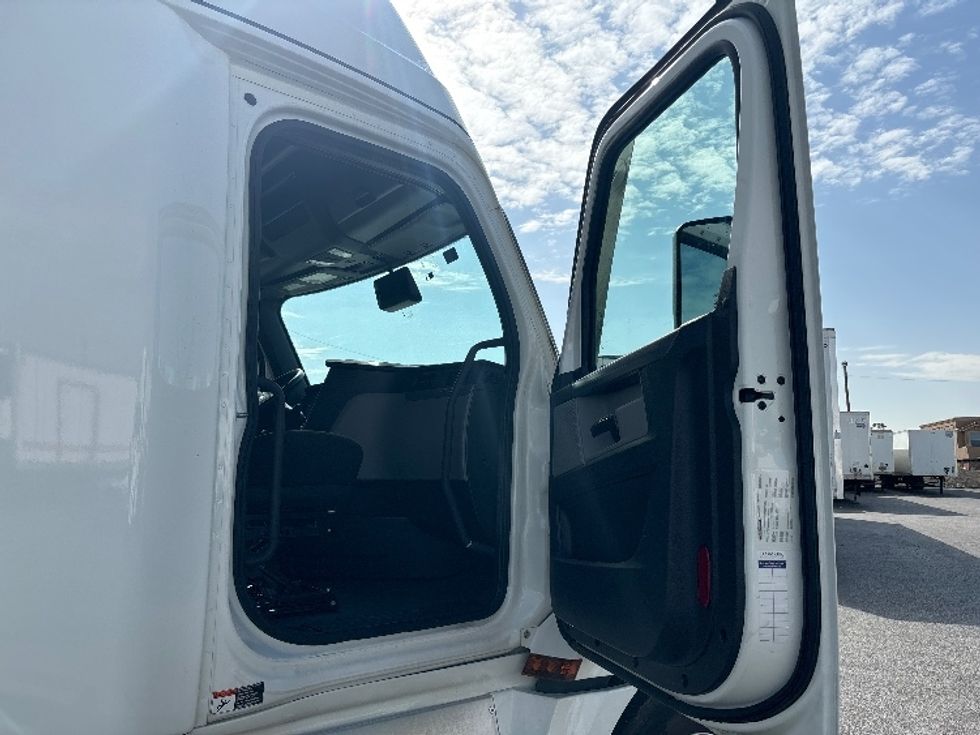 Sleeper Tractor-Heavy Duty Tractors-Freightliner-2022-T12664ST-El Paso-TX-415,331\n\t\tmiles-$ 96,500 - Image 13