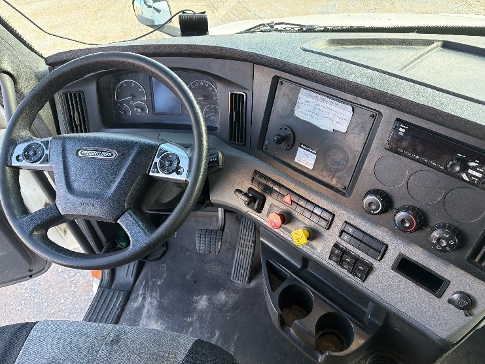 Sleeper Tractor-Heavy Duty Tractors-Freightliner-2022-T12664ST-El Paso-TX-447,339\n\t\tmiles-$ 83,500 - Image 11