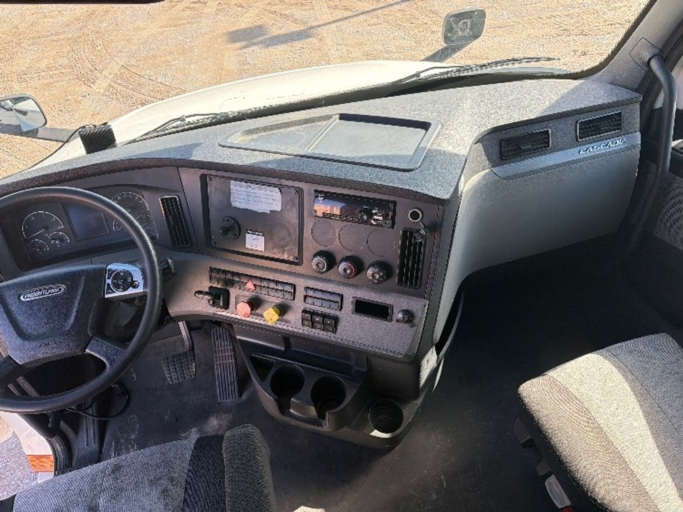 Sleeper Tractor-Heavy Duty Tractors-Freightliner-2022-T12664ST-El Paso-TX-447,339\n\t\tmiles-$ 83,500 - Image 12