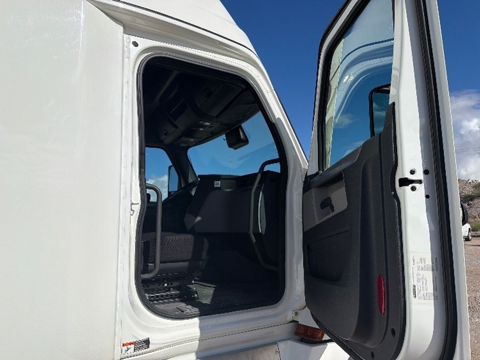 Sleeper Tractor-Heavy Duty Tractors-Freightliner-2022-T12664ST-El Paso-TX-447,339\n\t\tmiles-$ 83,500 - Image 13