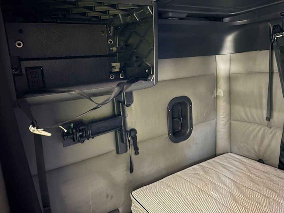 Sleeper Tractor-Heavy Duty Tractors-Freightliner-2022-T12664ST-El Paso-TX-485,186\n\t\tmiles-$ 74,250 - Image 13