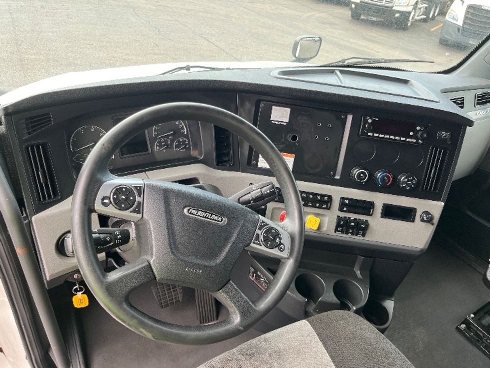 Sleeper Tractor-Heavy Duty Tractors-Freightliner-2022-T12664ST-El Paso-TX-520,427\n\t\tmiles-$ 74,750 - Image 11