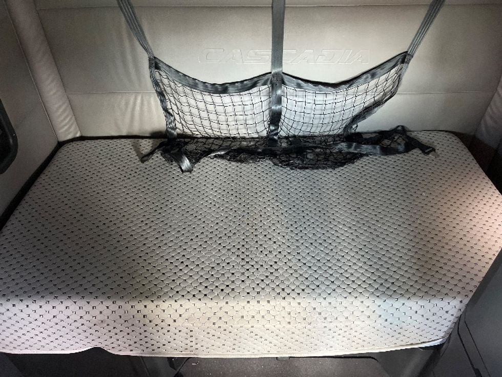 Sleeper Tractor-Heavy Duty Tractors-Freightliner-2022-T12664ST-El Paso-TX-520,427\n\t\tmiles-$ 74,750 - Image 14