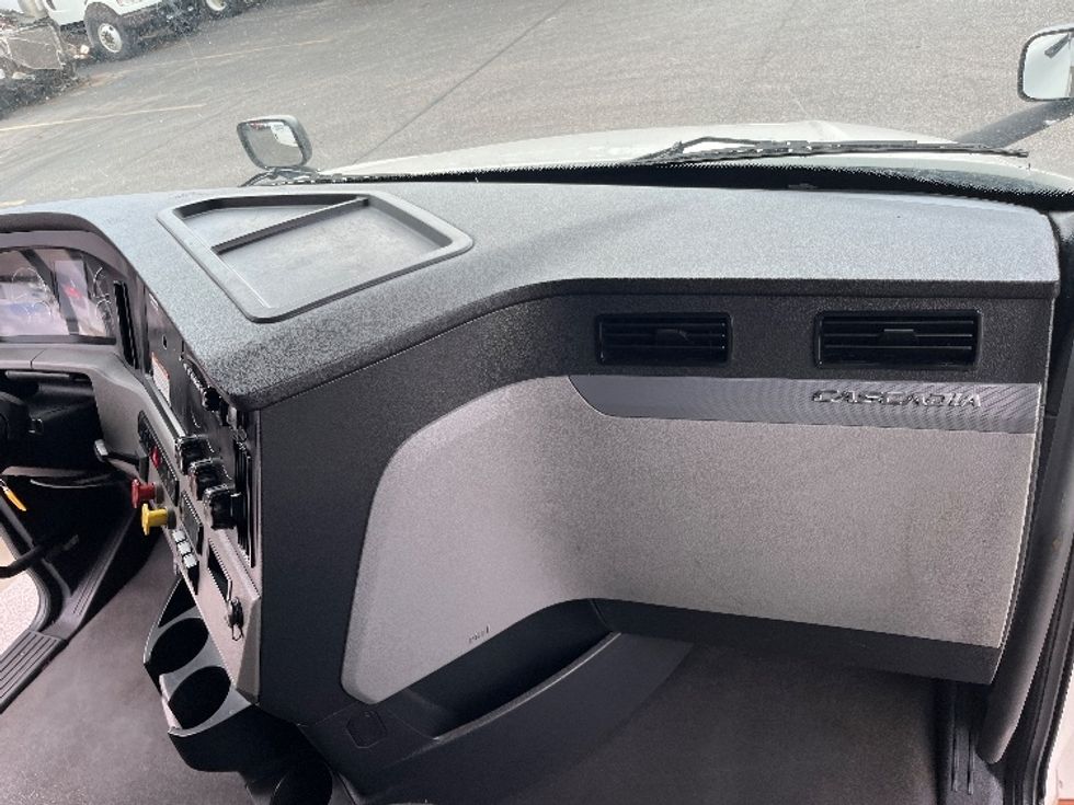 Sleeper Tractor-Heavy Duty Tractors-Freightliner-2022-T12664ST-El Paso-TX-520,427\n\t\tmiles-$ 74,750 - Image 15