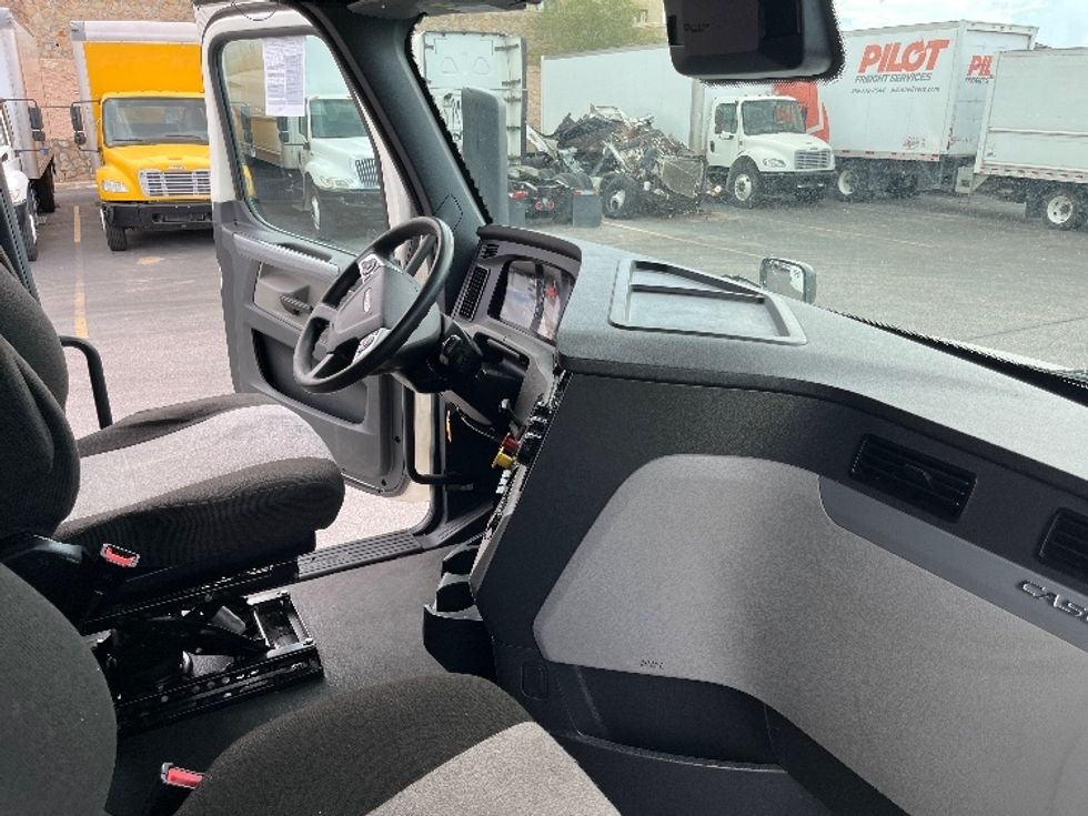 Sleeper Tractor-Heavy Duty Tractors-Freightliner-2022-T12664ST-El Paso-TX-520,427\n\t\tmiles-$ 74,750 - Image 16