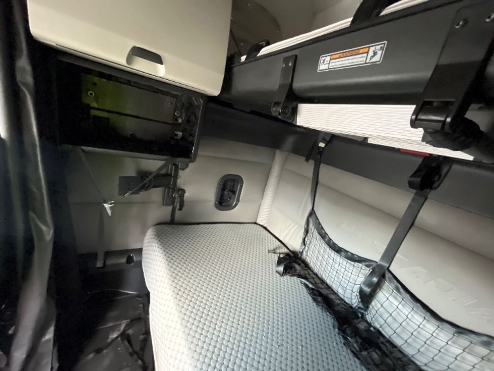 Sleeper Tractor-Heavy Duty Tractors-Freightliner-2022-T12664ST-El Paso-TX-520,427\n\t\tmiles-$ 74,750 - Image 19