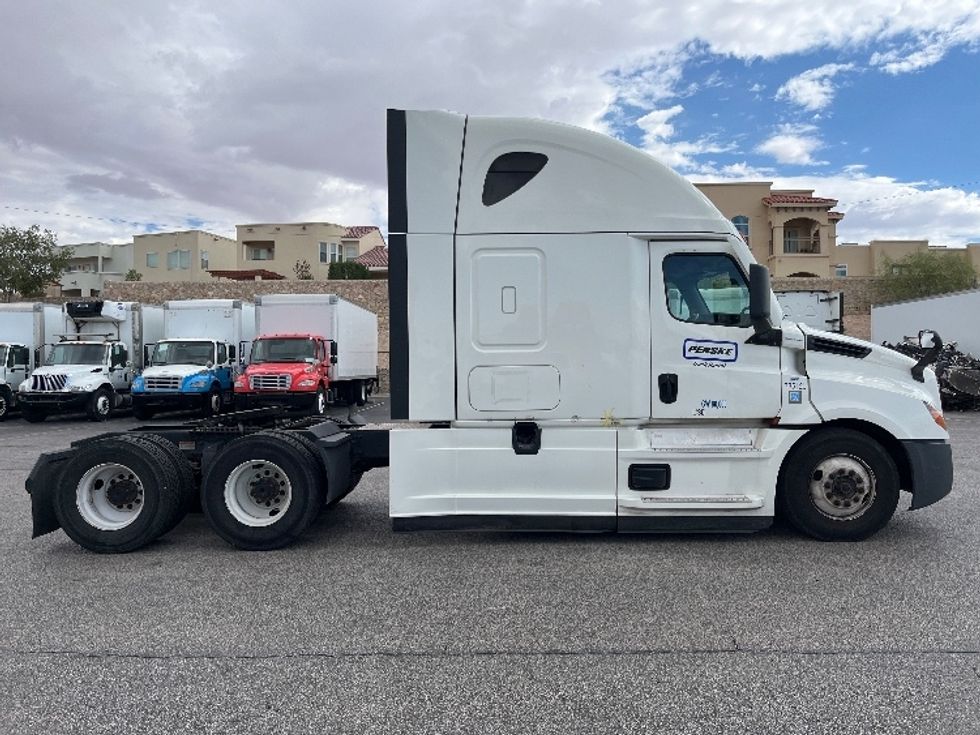 Sleeper Tractor-Heavy Duty Tractors-Freightliner-2022-T12664ST-El Paso-TX-520,427\n\t\tmiles-$ 74,750 - Image 8