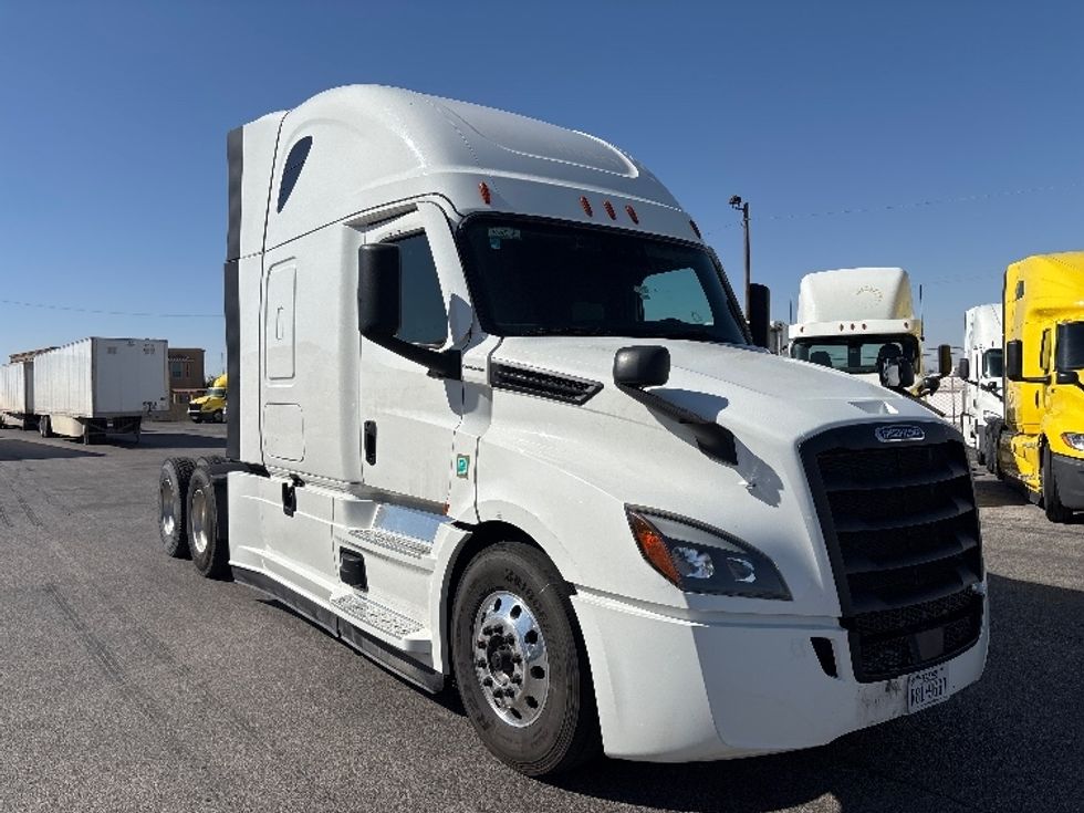 Sleeper Tractor-Heavy Duty Tractors-Freightliner-2022-T12664ST-El Paso-TX-557,476\n\t\tmiles-$ 67,500 - Image 1