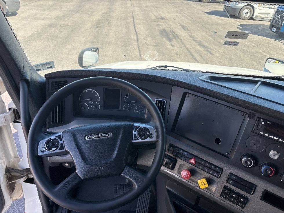 Sleeper Tractor-Heavy Duty Tractors-Freightliner-2022-T12664ST-El Paso-TX-557,476\n\t\tmiles-$ 67,500 - Image 11