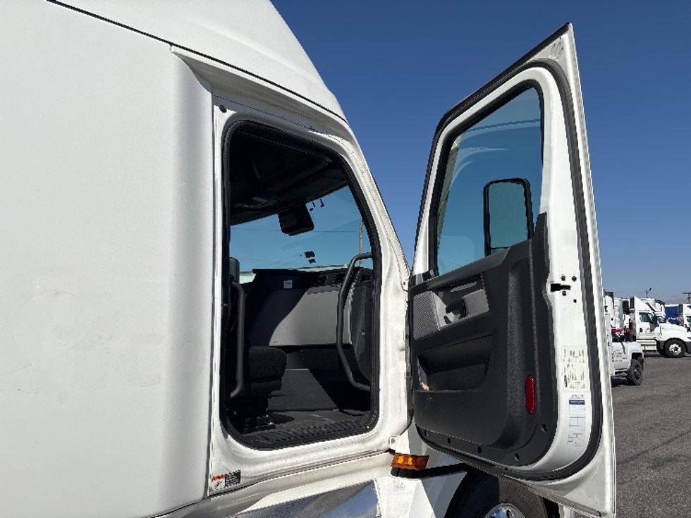Sleeper Tractor-Heavy Duty Tractors-Freightliner-2022-T12664ST-El Paso-TX-557,476\n\t\tmiles-$ 67,500 - Image 13