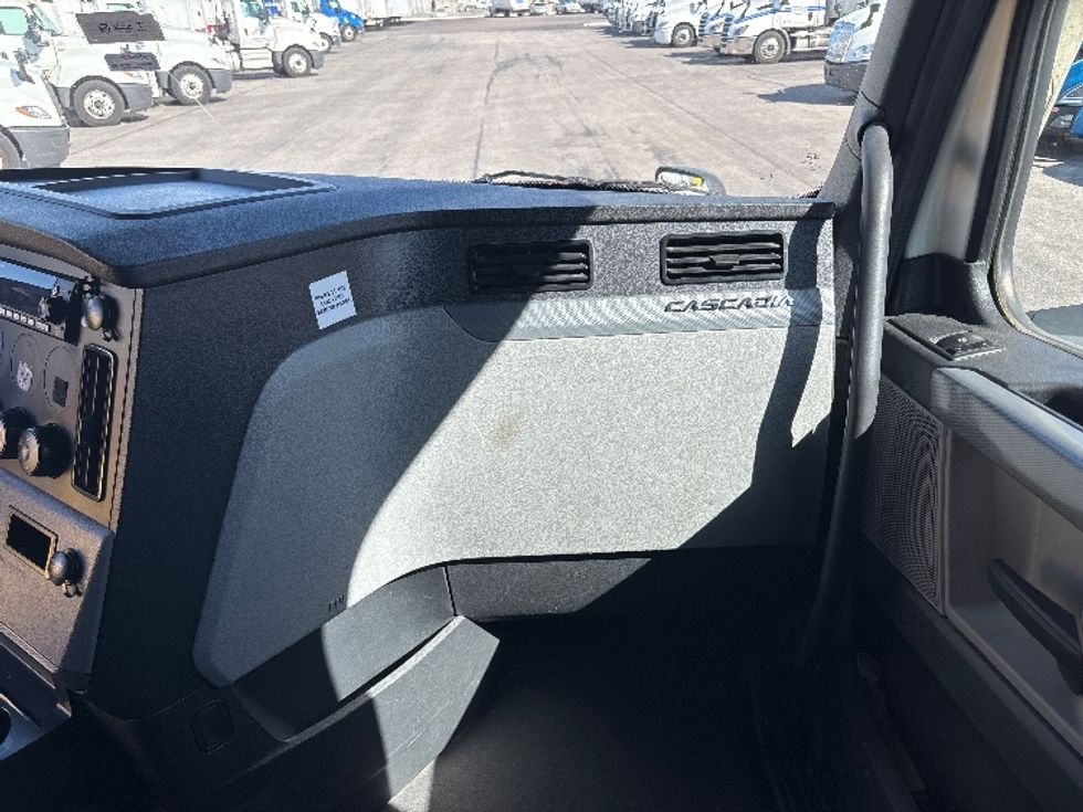 Sleeper Tractor-Heavy Duty Tractors-Freightliner-2022-T12664ST-El Paso-TX-557,476\n\t\tmiles-$ 67,500 - Image 14