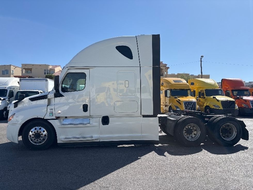 Sleeper Tractor-Heavy Duty Tractors-Freightliner-2022-T12664ST-El Paso-TX-557,476\n\t\tmiles-$ 67,500 - Image 4