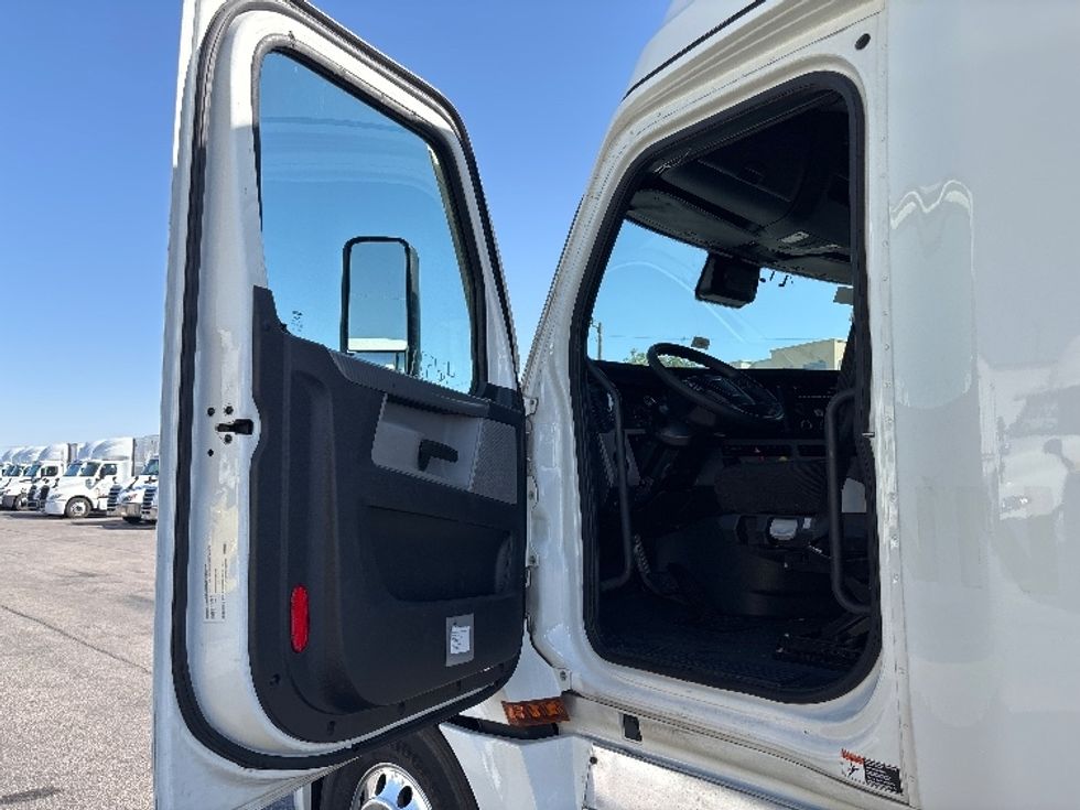 Sleeper Tractor-Heavy Duty Tractors-Freightliner-2022-T12664ST-El Paso-TX-557,476\n\t\tmiles-$ 67,500 - Image 9