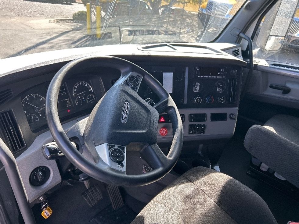 Sleeper Tractor-Heavy Duty Tractors-Freightliner-2022-T12664ST-El Paso-TX-571,167\n\t\tmiles-$ 66,750 - Image 10