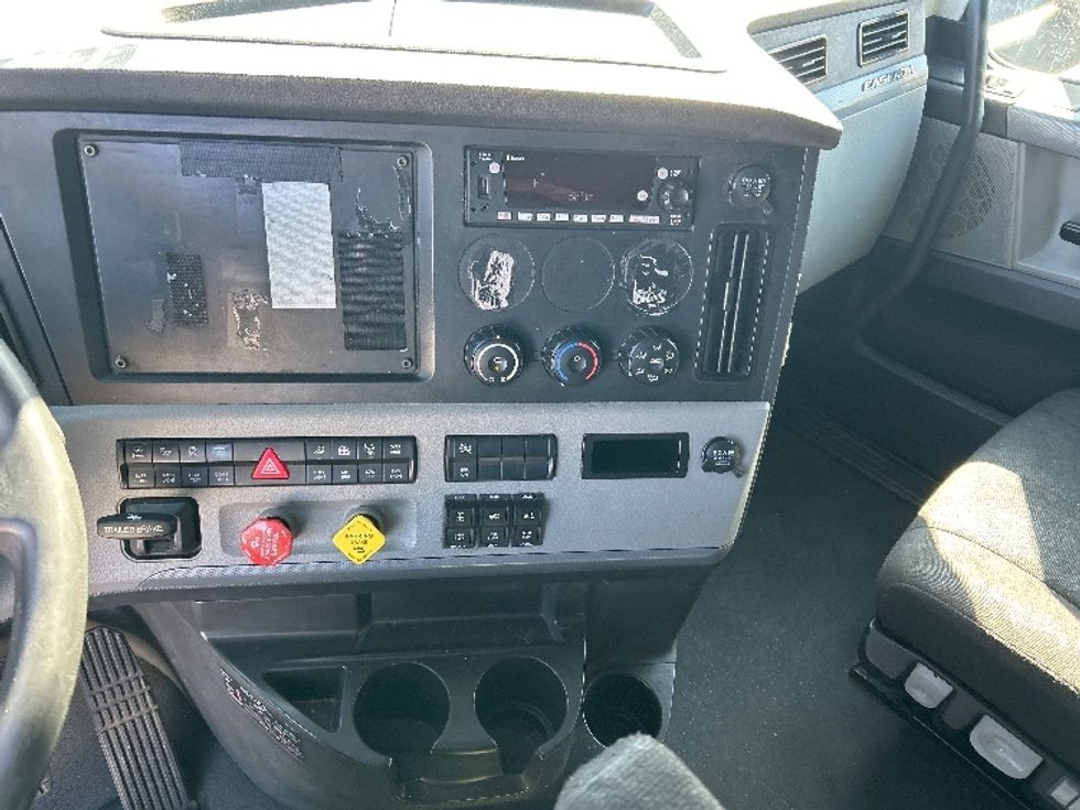 Sleeper Tractor-Heavy Duty Tractors-Freightliner-2022-T12664ST-El Paso-TX-571,167\n\t\tmiles-$ 66,750 - Image 12