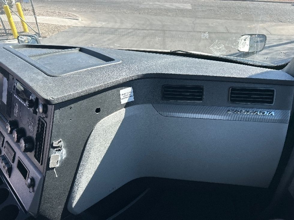 Sleeper Tractor-Heavy Duty Tractors-Freightliner-2022-T12664ST-El Paso-TX-571,167\n\t\tmiles-$ 66,750 - Image 14