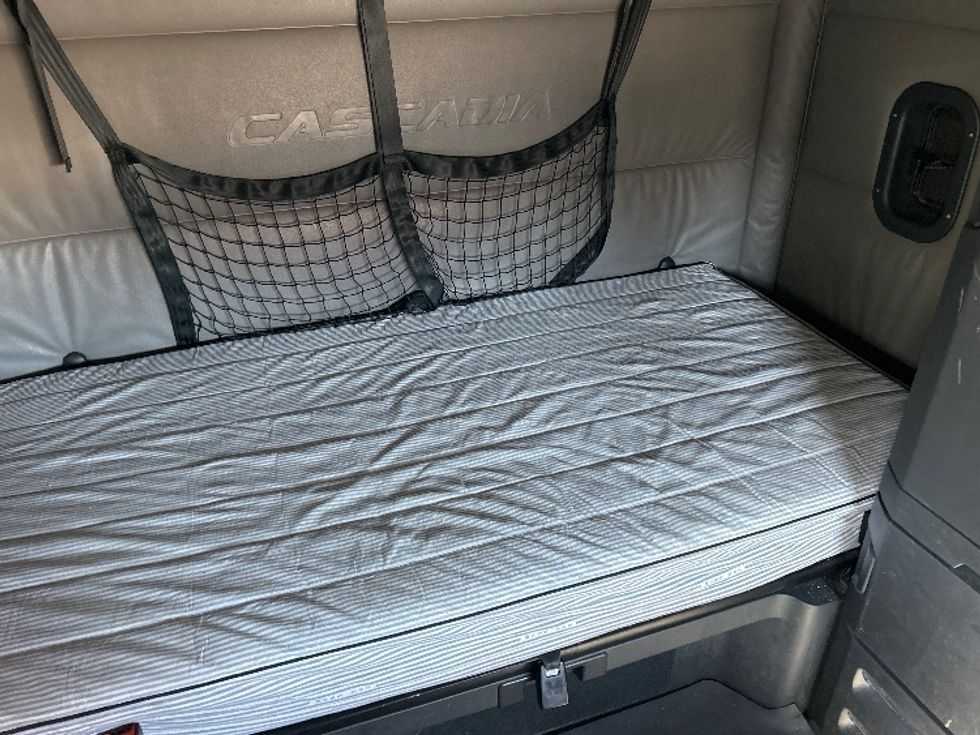 Sleeper Tractor-Heavy Duty Tractors-Freightliner-2022-T12664ST-El Paso-TX-571,167\n\t\tmiles-$ 66,750 - Image 17