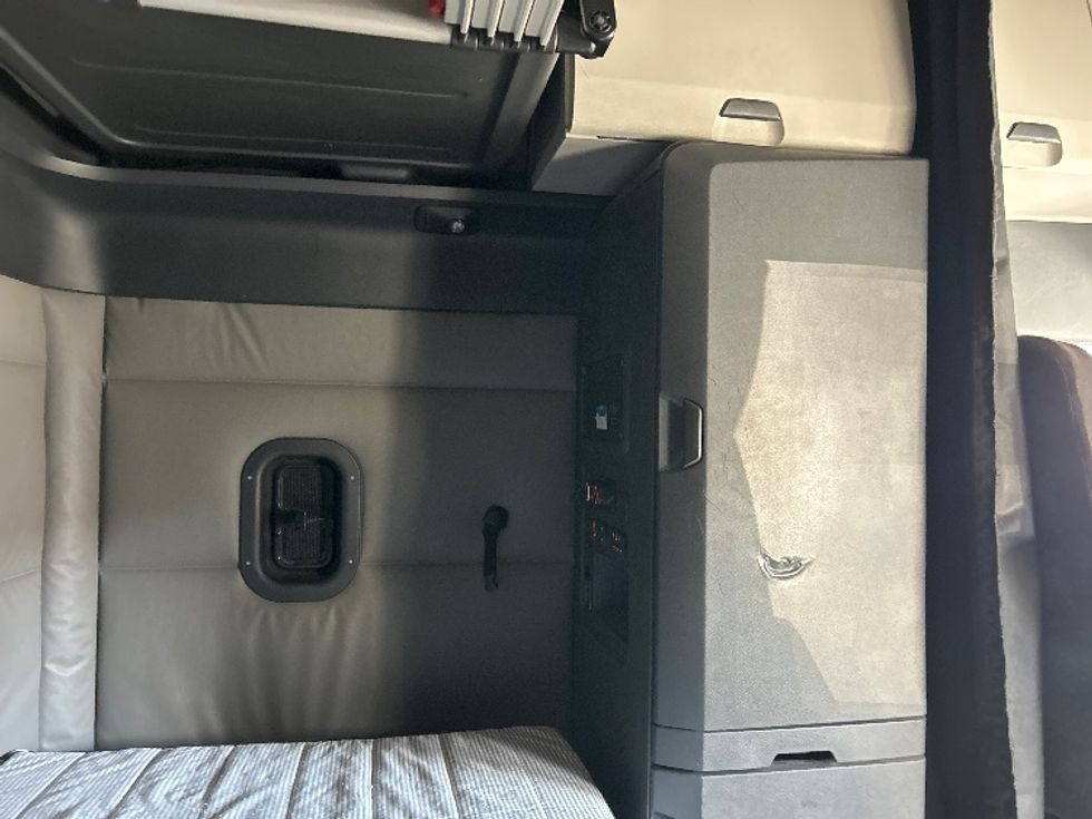 Sleeper Tractor-Heavy Duty Tractors-Freightliner-2022-T12664ST-El Paso-TX-571,167\n\t\tmiles-$ 66,750 - Image 18