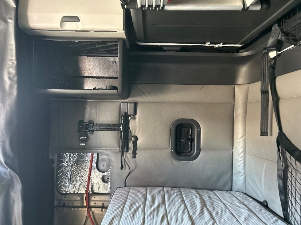 Sleeper Tractor-Heavy Duty Tractors-Freightliner-2022-T12664ST-El Paso-TX-571,167\n\t\tmiles-$ 66,750 - Image 19