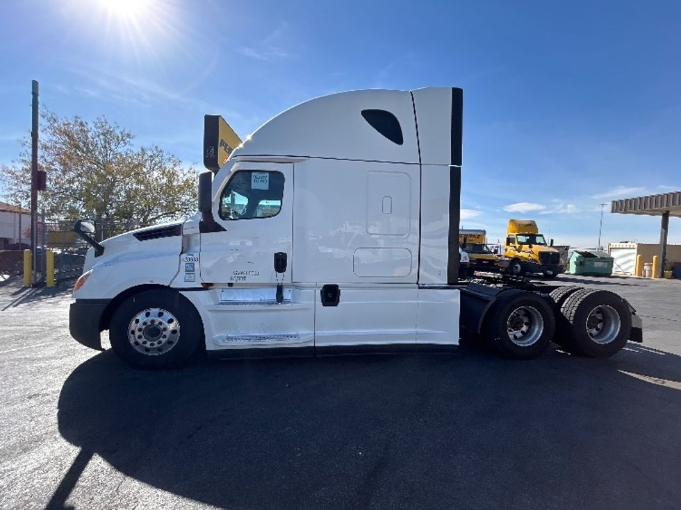 Sleeper Tractor-Heavy Duty Tractors-Freightliner-2022-T12664ST-El Paso-TX-571,167\n\t\tmiles-$ 66,750 - Image 4