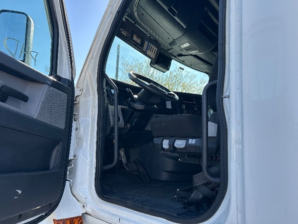 Sleeper Tractor-Heavy Duty Tractors-Freightliner-2022-T12664ST-El Paso-TX-571,167\n\t\tmiles-$ 66,750 - Image 9