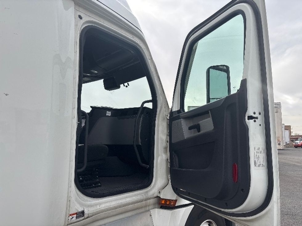 Sleeper Tractor-Heavy Duty Tractors-Freightliner-2022-T12664ST-El Paso-TX-585,828\n\t\tmiles-$ 73,250 - Image 13