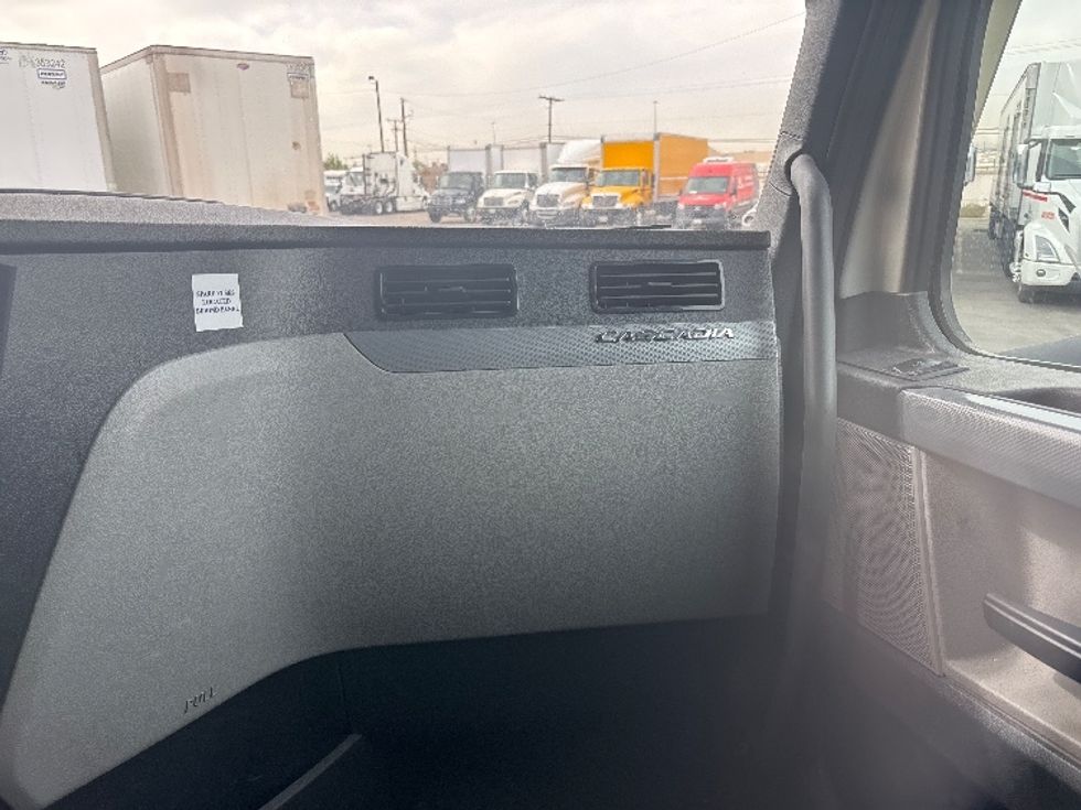 Sleeper Tractor-Heavy Duty Tractors-Freightliner-2022-T12664ST-El Paso-TX-585,828\n\t\tmiles-$ 73,250 - Image 14