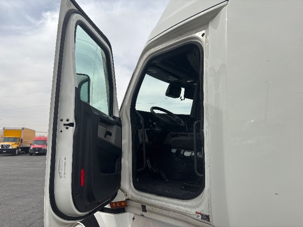 Sleeper Tractor-Heavy Duty Tractors-Freightliner-2022-T12664ST-El Paso-TX-585,828\n\t\tmiles-$ 73,250 - Image 9