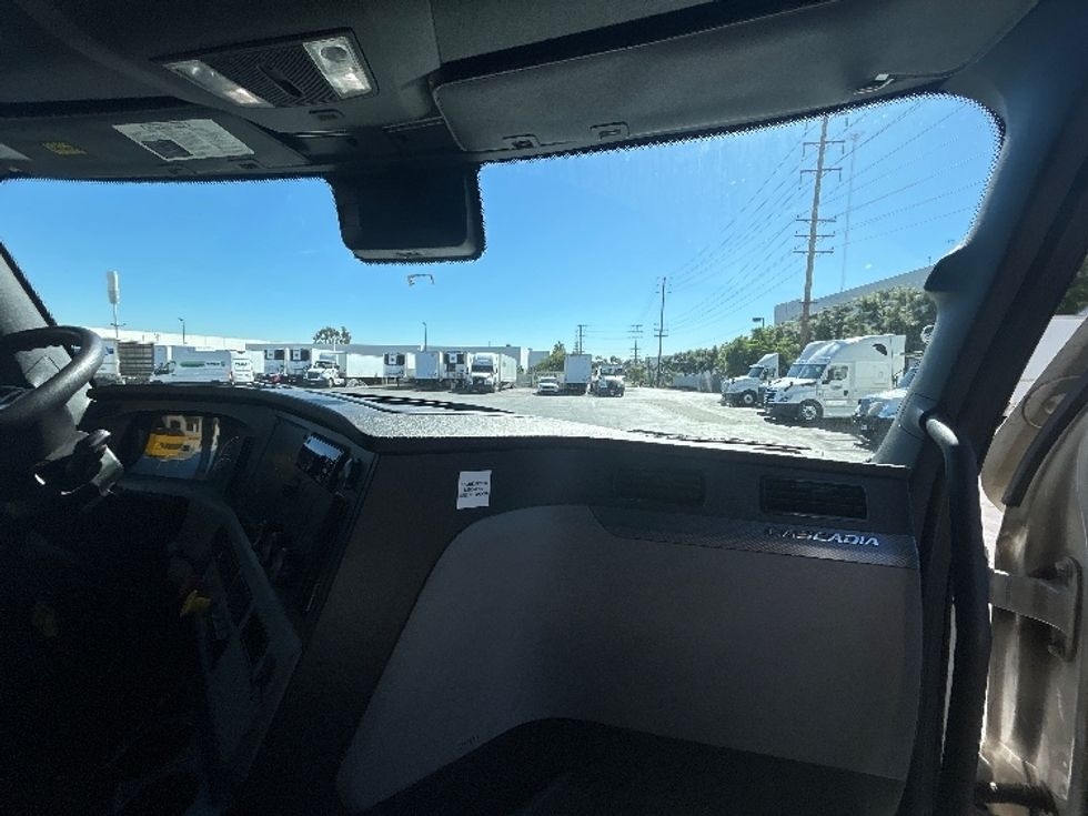 Sleeper Tractor-Heavy Duty Tractors-Freightliner-2022-T12664ST-El Paso-TX-596,941\n\t\tmiles-$ 60,000 - Image 14