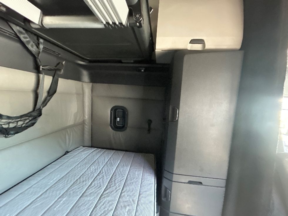 Sleeper Tractor-Heavy Duty Tractors-Freightliner-2022-T12664ST-El Paso-TX-596,941\n\t\tmiles-$ 60,000 - Image 18