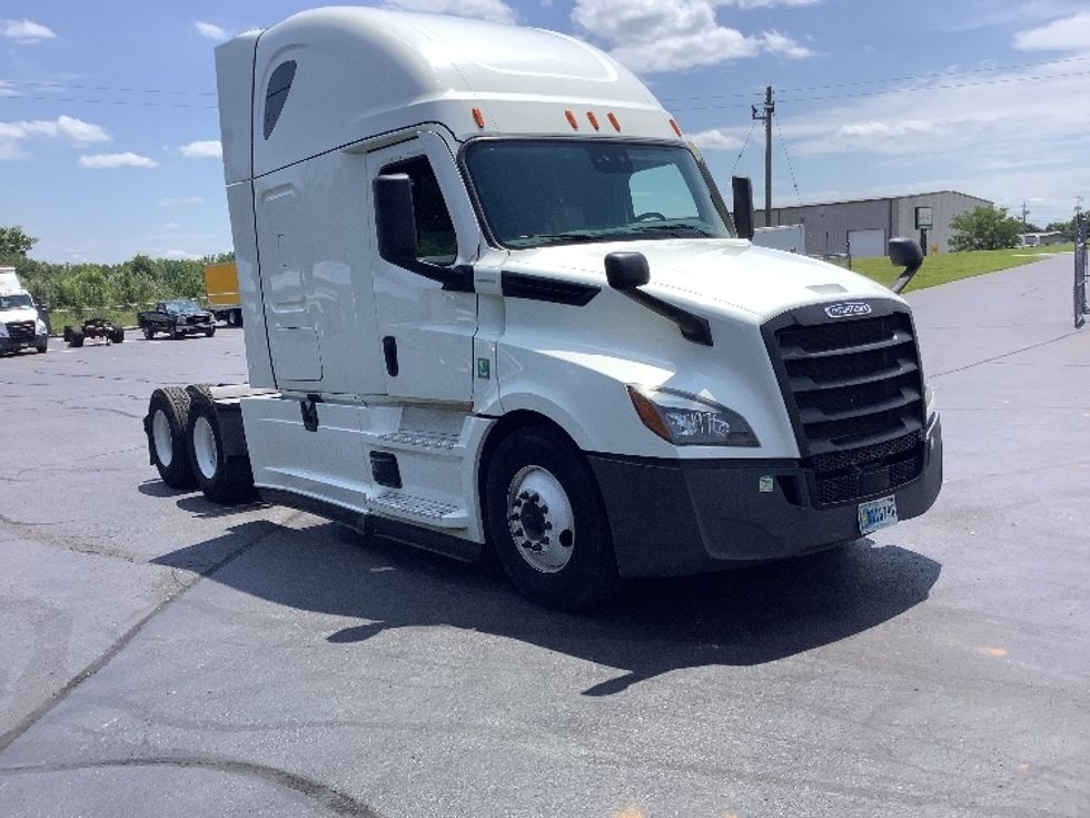 Sleeper Tractor-Heavy Duty Tractors-Freightliner-2022-T12664ST-Elizabethtown-KY-509,051\n\t\tmiles-$ 73,750 - Image 1