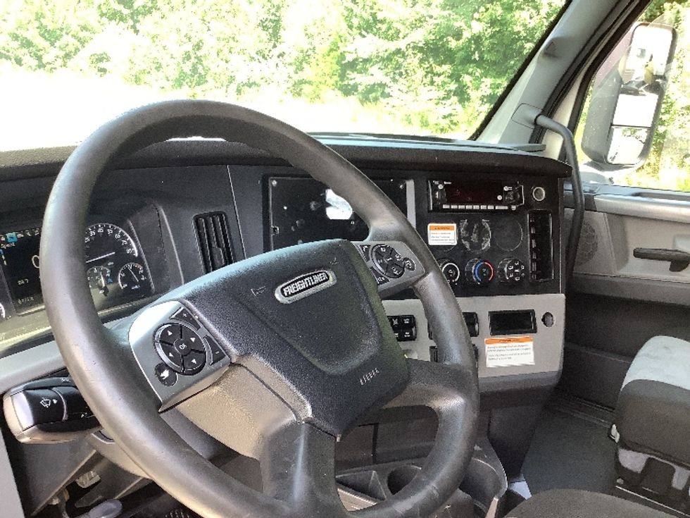 Sleeper Tractor-Heavy Duty Tractors-Freightliner-2022-T12664ST-Elizabethtown-KY-509,051\n\t\tmiles-$ 73,750 - Image 10