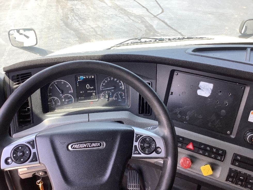 Sleeper Tractor-Heavy Duty Tractors-Freightliner-2022-T12664ST-Elizabethtown-KY-509,051\n\t\tmiles-$ 73,750 - Image 11