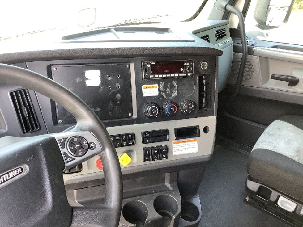 Sleeper Tractor-Heavy Duty Tractors-Freightliner-2022-T12664ST-Elizabethtown-KY-509,051\n\t\tmiles-$ 73,750 - Image 12