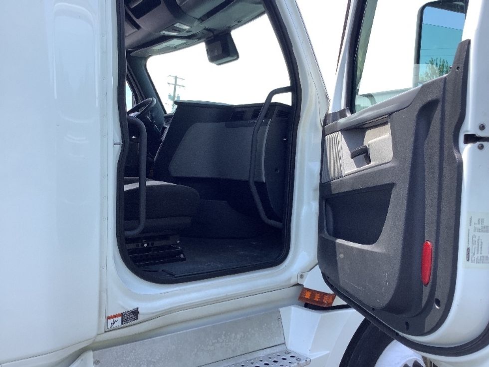 Sleeper Tractor-Heavy Duty Tractors-Freightliner-2022-T12664ST-Elizabethtown-KY-509,051\n\t\tmiles-$ 73,750 - Image 13