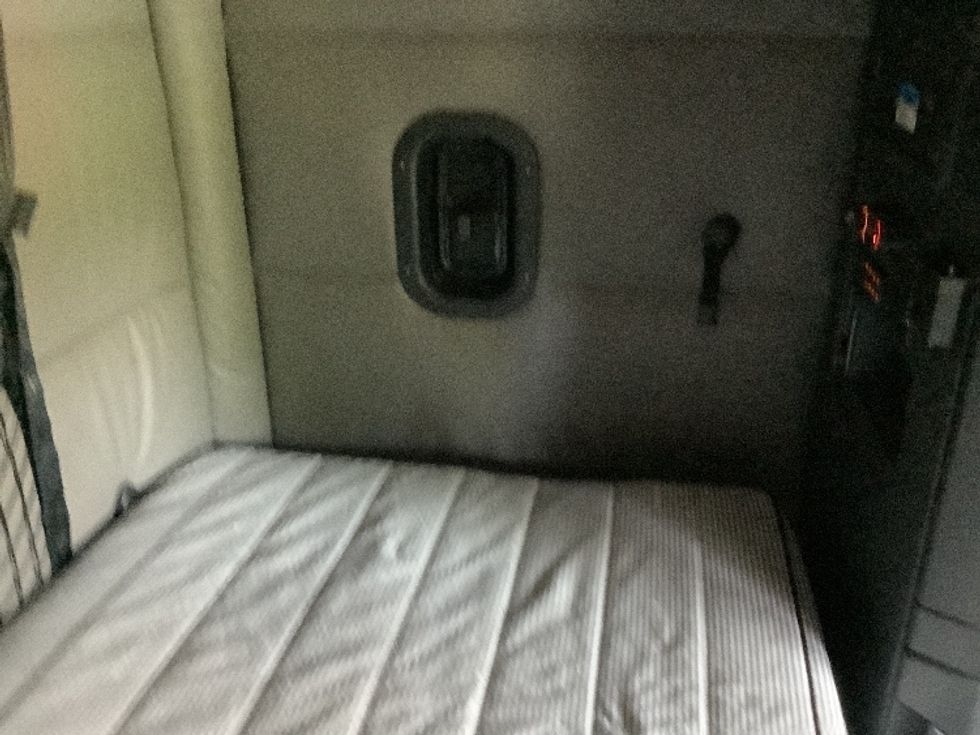 Sleeper Tractor-Heavy Duty Tractors-Freightliner-2022-T12664ST-Elizabethtown-KY-509,051\n\t\tmiles-$ 73,750 - Image 18