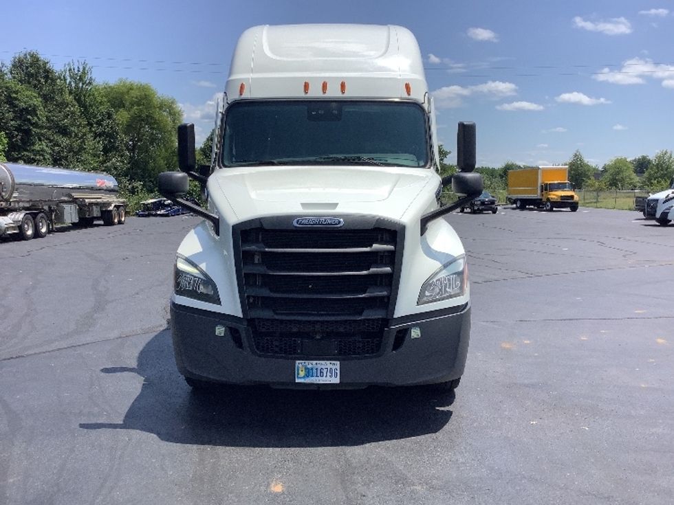 Sleeper Tractor-Heavy Duty Tractors-Freightliner-2022-T12664ST-Elizabethtown-KY-509,051\n\t\tmiles-$ 73,750 - Image 2