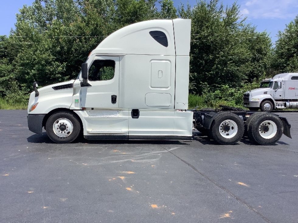 Sleeper Tractor-Heavy Duty Tractors-Freightliner-2022-T12664ST-Elizabethtown-KY-509,051\n\t\tmiles-$ 73,750 - Image 4