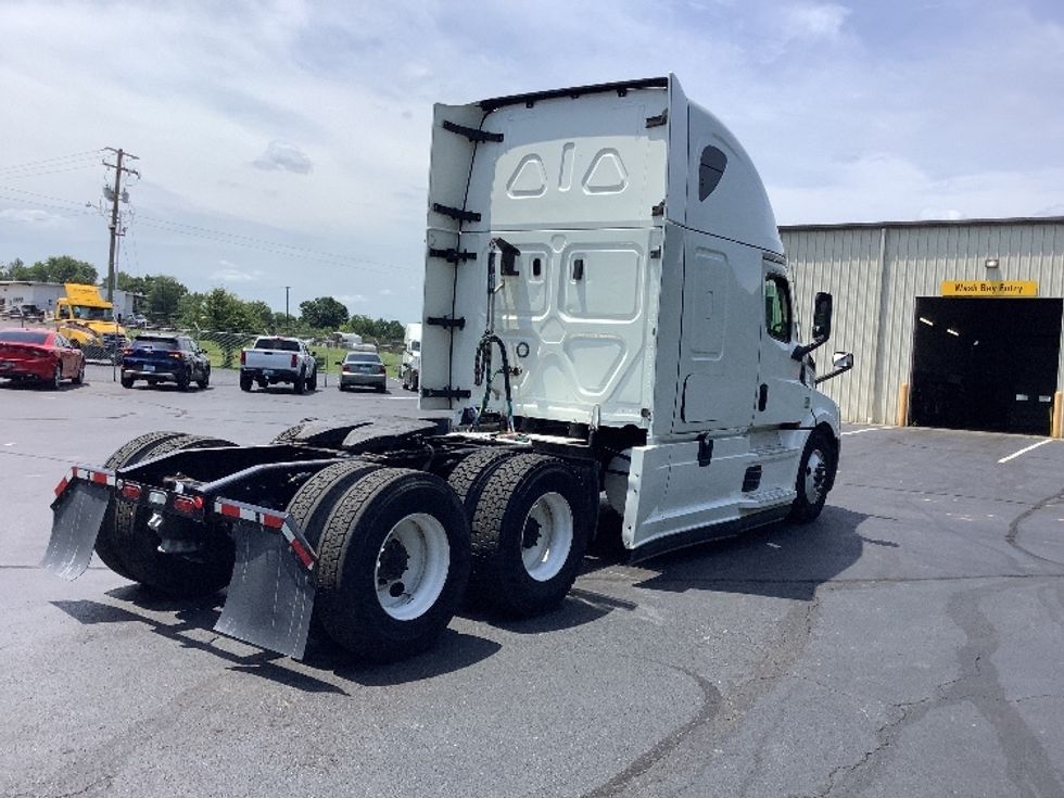 Sleeper Tractor-Heavy Duty Tractors-Freightliner-2022-T12664ST-Elizabethtown-KY-509,051\n\t\tmiles-$ 73,750 - Image 7