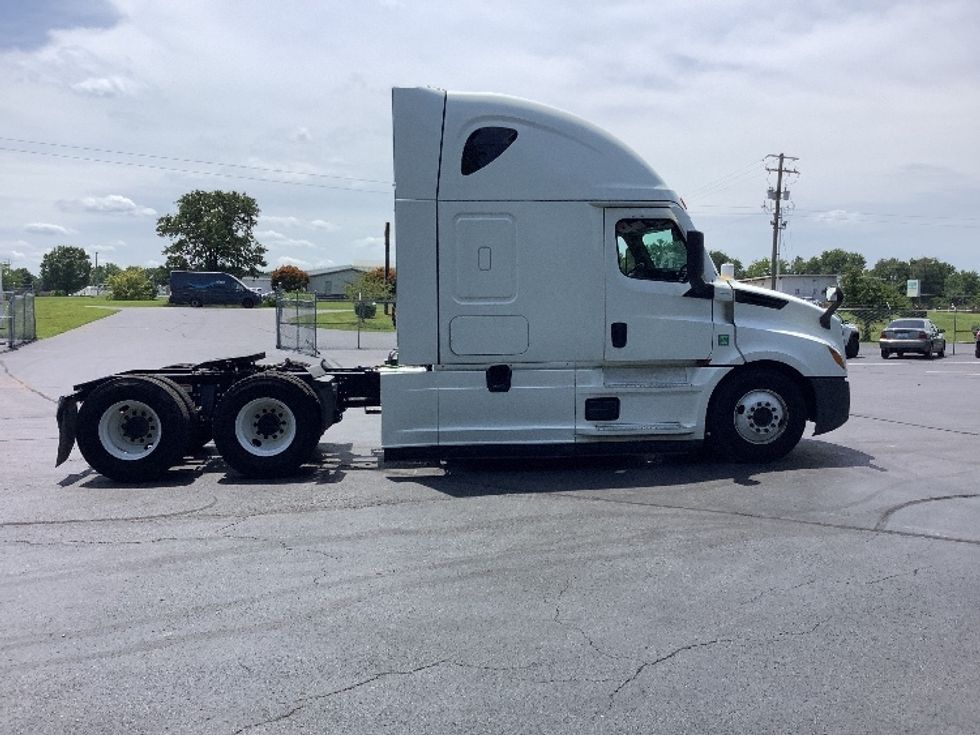 Sleeper Tractor-Heavy Duty Tractors-Freightliner-2022-T12664ST-Elizabethtown-KY-509,051\n\t\tmiles-$ 73,750 - Image 8