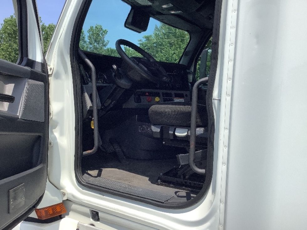 Sleeper Tractor-Heavy Duty Tractors-Freightliner-2022-T12664ST-Elizabethtown-KY-509,051\n\t\tmiles-$ 73,750 - Image 9