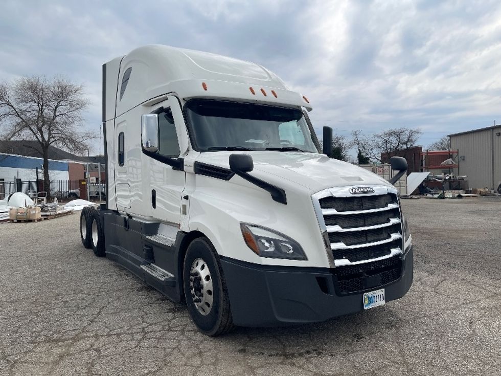 Sleeper Tractor-Heavy Duty Tractors-Freightliner-2022-T12664ST-Elkhart-IN-484,143\n\t\tmiles-$ 63,000 - Image 1
