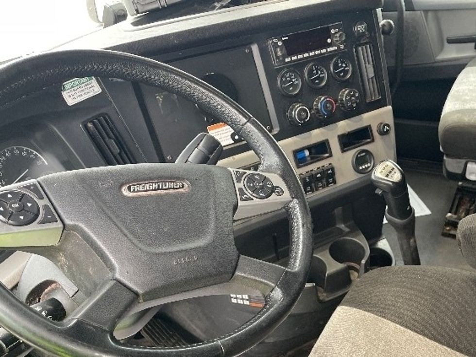 Sleeper Tractor-Heavy Duty Tractors-Freightliner-2022-T12664ST-Elkhart-IN-484,143\n\t\tmiles-$ 63,000 - Image 10