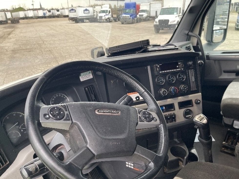Sleeper Tractor-Heavy Duty Tractors-Freightliner-2022-T12664ST-Elkhart-IN-484,143\n\t\tmiles-$ 63,000 - Image 11