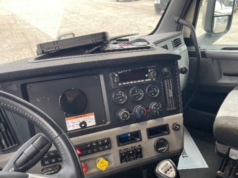 Sleeper Tractor-Heavy Duty Tractors-Freightliner-2022-T12664ST-Elkhart-IN-484,143\n\t\tmiles-$ 63,000 - Image 12