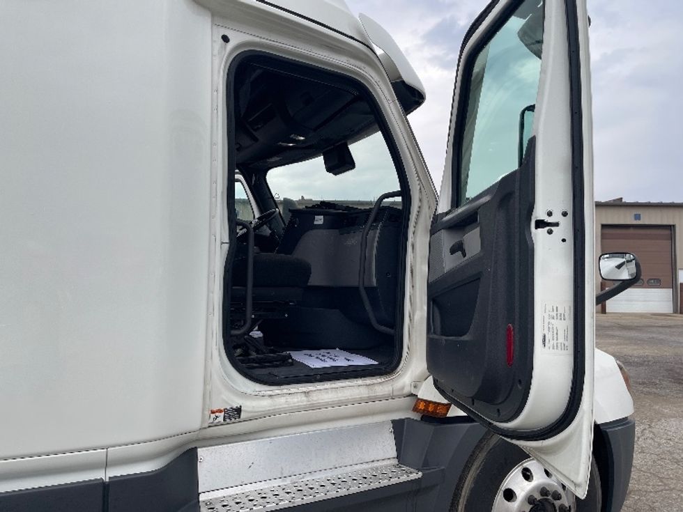 Sleeper Tractor-Heavy Duty Tractors-Freightliner-2022-T12664ST-Elkhart-IN-484,143\n\t\tmiles-$ 63,000 - Image 13