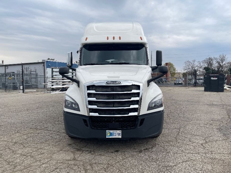 Sleeper Tractor-Heavy Duty Tractors-Freightliner-2022-T12664ST-Elkhart-IN-484,143\n\t\tmiles-$ 63,000 - Image 2